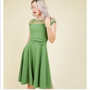 Elegant Green Dress with Bow Detail Tatyana Bettie Page Excellent New Co…